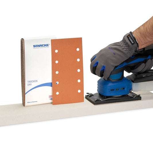 STARCKE Schleifstreifen 542 115x228 mm mit Klett auf Holz, Anwendungsbeispiel mit Schwingschleifer und Arbeitshandschuhen