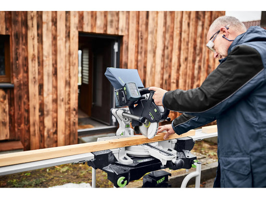 Festool KAPEX KSC 60 EB Akku-Kapp-Zugsäge bei Kappschnitt an Holzbrett mit Tablet-Steuerung