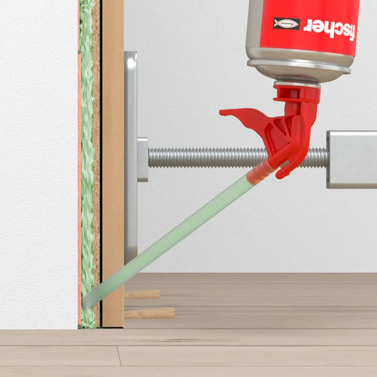 fischer 2K-Schnellschaum PU 400 B2 Anwendung beim Verkleben und Abdichten mit rotem Ventil an Schraube.