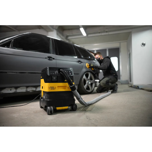 Mirka Staubsauger DEXOS 1217 M AFC im Einsatz bei Kfz-Aufbereitung, effiziente Staubabsaugung beim Schleifen, ideal für Werkstätten und professionelle Fahrzeuglackierer.