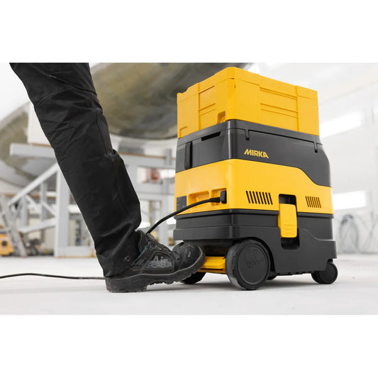 Mirka Staubsauger DEXOS 1217 M AFC mit Fußbremse im Werkstatteinsatz, robuste Bauweise, komfortable Bedienung und effektive Staubabsaugung für Profis im Industrieumfeld.