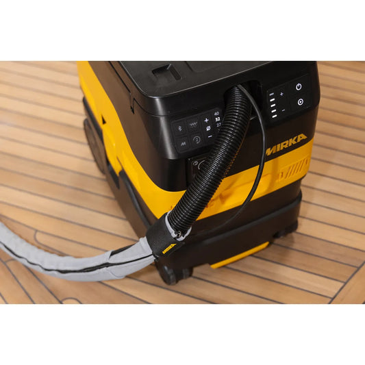 Mirka Staubsauger DEXOS 1217 M AFC mit digitaler Anzeige und robustem Saugschlauch, professionelle Staubabsaugung für präzise Schleifarbeiten auf Holzoberflächen.