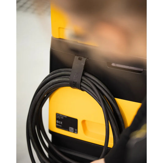 Mirka Staubsauger DEXOS 1217 M AFC mit praktischer Kabelaufbewahrung, integrierte Halterung für sicheren Transport und saubere Organisation im professionellen Werkstatteinsatz.