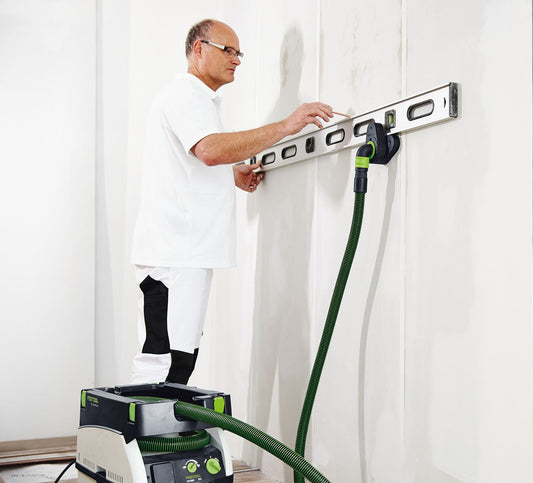 Festool Vakuum-Spanndüse CT-W in Anwendung bei Wasserwaagen-Fixierung an Wand mit Absauganlage