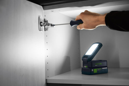 Festool SYSLITE KAL C Akku-Arbeitsleuchte mit 1.200 Lumen beim Einsatz im Schrankinneren neben Akkupack