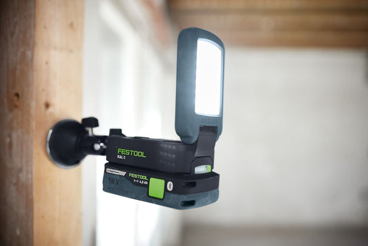 Festool Magnetkugelkopf MA KAL mit 360° drehbarem Kugelkopf an Holzbalken montiert, LED-Leuchte aktiv