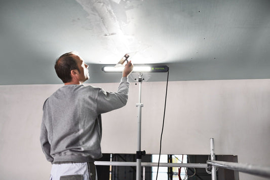 Festool SYSLITE STL 450 Streiflicht mit Stativ bei Oberflächenkontrolle an Decke montiert, LED-Inspektionslicht