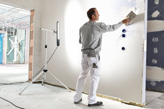 Festool ST DUO 200 Stativ höhenverstellbar auf Baustelle bei Trockenbauarbeiten mit Beleuchtung