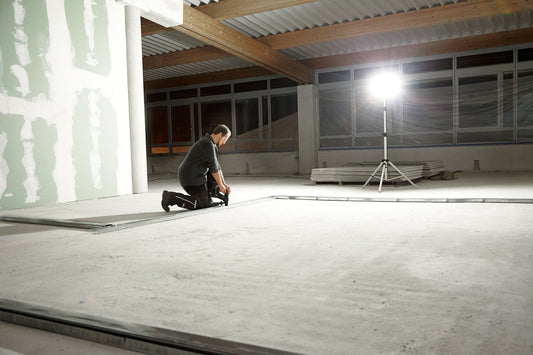 Festool SYSLITE DUO Baustrahler beleuchtet Baustelle mit LED-Licht, 8000 Lumen, tageslichtähnlich