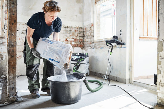 Festool MX 1000 RE EF HS2 Rührwerk beim Mischen in Eimer mit staubarmer MX-Absaugung auf Baustelle