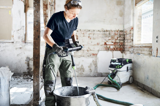Festool Rührbesen CS 140x600 M14 beim Anmischen in Mischeimer, blasenfreies Rühren großer Materialmengen