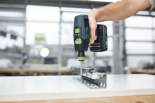 Festool CENTROTEC Bit wird in Trockenbauschrauber eingesetzt, Anwendungsbeispiel mit Schraubenmagasin in Werkstatt.