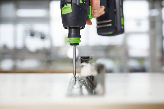 Festool Bit mit CENTROTEC-Antrieb wird in Elektroschrauber eingesetzt, Anwendungsbeispiel Schraubarbeit