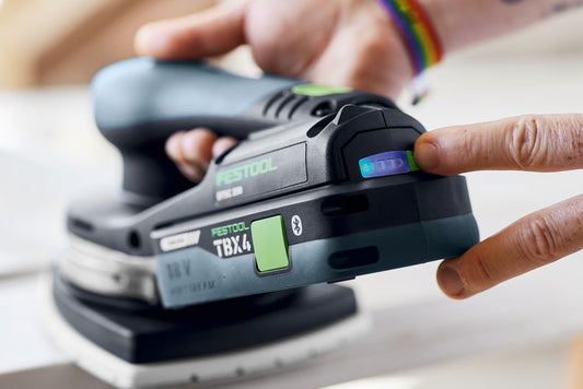 Festool BP 18 TBX 4 Akkupack mit LED-Ladestandanzeige und Bluetooth-Funktion in der Hand.