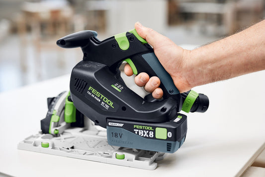 Festool Tabless Akkupack BP 18 TBX 8 ASI 18V Lithium-Ionen in Hand bei Anwendung mit Elektrowerkzeug