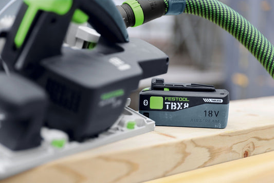 Festool TBX8 18V Akkupack 8,0 Ah mit AIRSTREAM Schnellladegerät und Werkzeug auf Holz