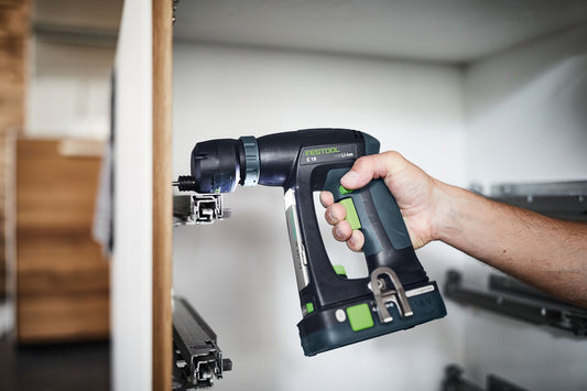Festool Akku-Bohrschrauber C 18 in Anwendung beim Schrauben an Holzrahmen mit ergonomischer Handposition