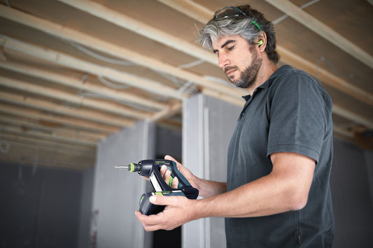 Festool C 18-Basic Akku-Bohrschrauber mit CENTROTEC Schnellwechselsystem in Anwendung beim Schrauben
