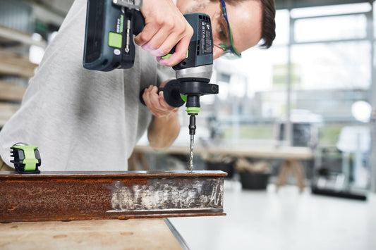 Festool Spiralbohrer HSS beim Bohren in Stahlblech mit CENTROTEC-Aufnahme an Akku-Bohrschrauber