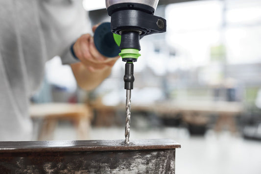 Festool Spiralbohrer HSS beim Bohren in Metallwerkstück mit CENTROTEC-Aufnahme