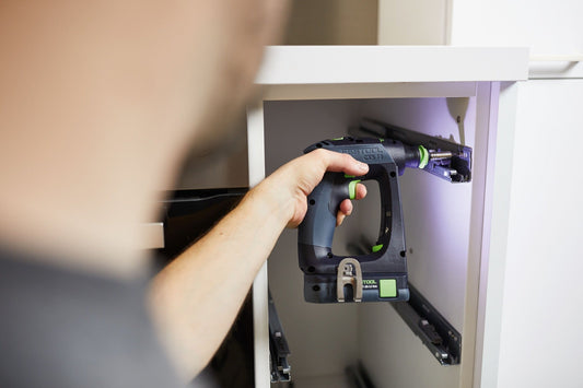 Festool CXS 18 Akku-Bohrschrauber in ergonomischer C-Form wird in der Hand gehalten und angewendet