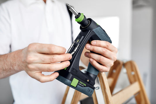 Festool CXS 18 C 3,0-Plus Akku-Bohrschrauber mit C-Form-Griff in Händen, grüner Akku sichtbar