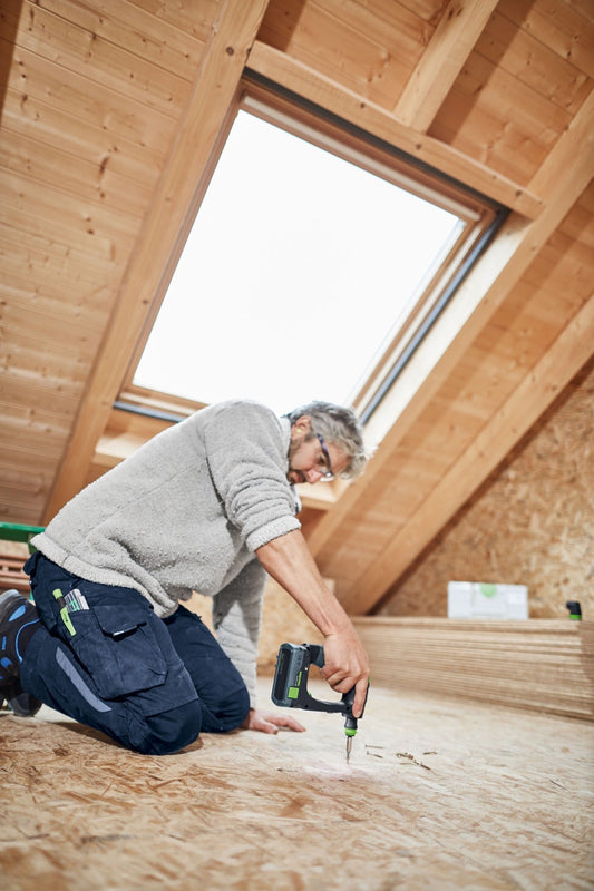 Festool CXS 18 Akku-Bohrschrauber beim Verschrauben in Holz, ergonomische C-Form Anwendung