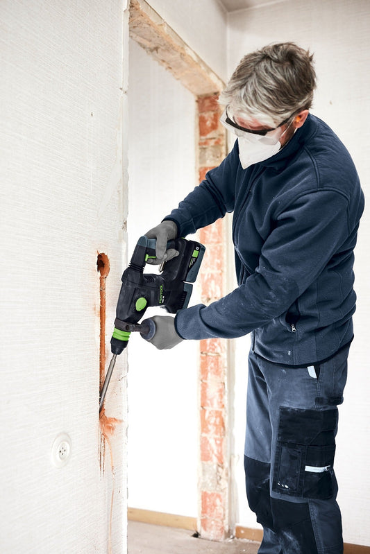 Festool Akku-Kombihammer KHC 18 mit Zusatzhandgriff beim Hammerbohren in Mauerwerk, Anwendungsbeispiel