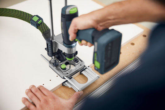 Festool MB 40 Bohrvorsatz mit Tiefeneinstellung bei Anwendung auf Holzwerkstück mit Absauganlage