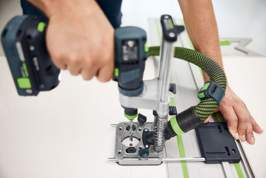 Festool MB 40 Mobiler Bohrvorsatz bei rechtwinkliger Bohrung mit Tiefeneinstellung und Absauganlage im Einsatz