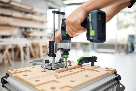 Festool MB 40 Bohrvorsatz mit Akku-Bohrschrauber bei rechtwinkliger Bohrung in Holz mit Lochreihensystem