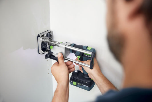 Festool MB 40 Mobiler Bohrvorsatz bei rechtwinkliger Anwendung an Steckdose in Gipskartonwand