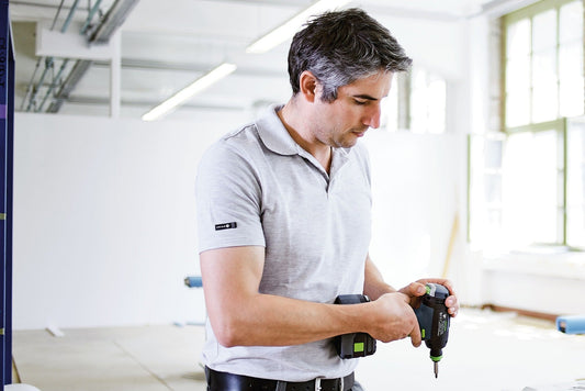 Festool Akku-Bohrschrauber T18+3 in Anwendung beim Bohren, Handgriff und CENTROTEC Schnellwechselsystem sichtbar.