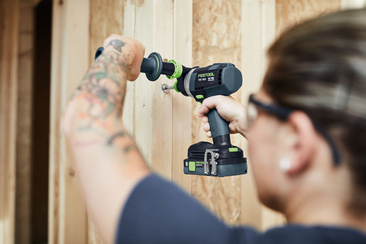 Festool Akku-Bohrschrauber QUADRIVE TDC 18/4 mit Wechsel-Schleifteller in Anwendung an Holzwerkstück