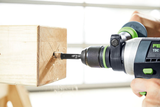 Festool Schnellspannbohrfutter KC 13 beim Bohren in Holz, grüne FastFix-Aufnahme sichtbar