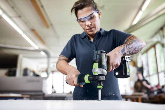 Festool Zusatzhandgriff AHS-43/230 mit ergonomischem Softgrip in Anwendung an Akkubohrschrauber