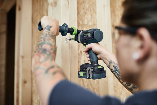 Festool TPC 18/4 Akku-Schlagbohrschrauber mit Akkupack in Anwendung beim Bohren in Holz