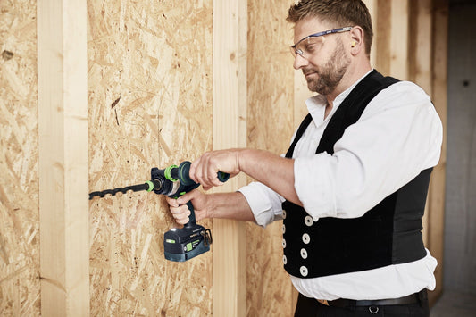 Festool QUADRIVE TDC 18/4 Akku-Bohrschrauber mit FastFix Schnittstelle bei Anwendung an Holzstapel