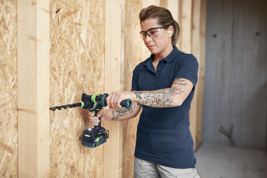 Festool Schlangenbohrer SB CE bei Anwendung in Holz, Handhabung mit Akku-Bohrmaschine