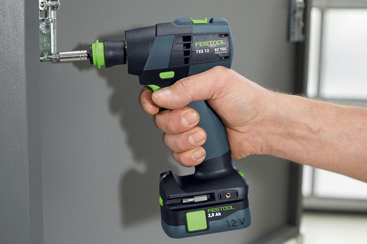 Festool TXS 12 Akku-Bohrschrauber mit 12V Akku in Hand bei Anwendung an Metallwerkstück