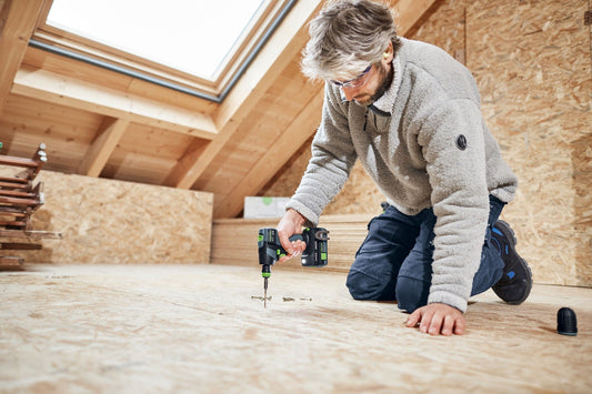 Festool TXS 18-Basic Akku-Bohrschrauber beim Bohren in Holz, Handanwendung mit FastFix-Schnittstelle