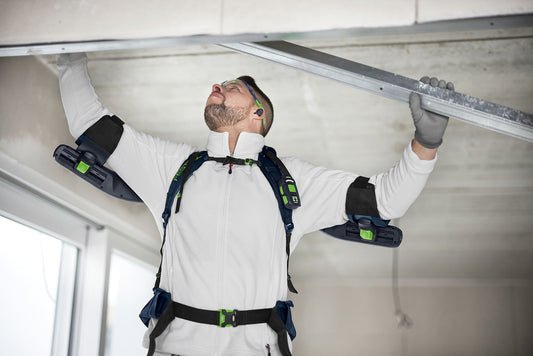 Festool ExoActive EXO 18-Basic Exoskelett bei Überkopfarbeit an Decke angelegt, aktives Unterstützungssystem mit Akku.