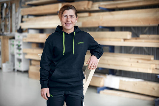 Festool Kapuzenpullover HO-FT2 Unisex-Hoodie in Schwarz mit grünem Kordelzug und Logo-Aufdruck, getragen in Werkstatt