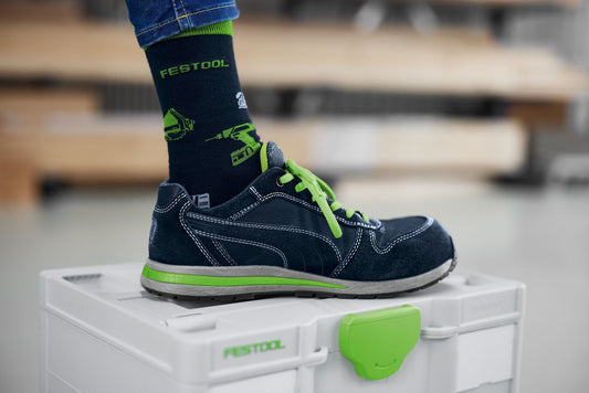Festool Socken 2er-Set dunkelblau-grün, getragen auf Fuß über weißem Systainer, Detailansicht