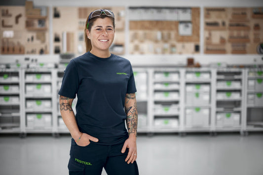 Festool T-Shirt SH-FT2 Unisex Rundhalsausschnitt Dunkelblau mit grünem Logo, Trageansicht in Lager