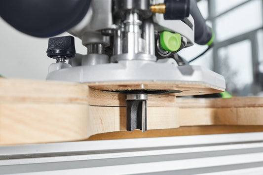 Festool Bündigfräser HW S8 D12,7/NL25 beim Schablonenfräsen auf Holzwerkstück mit Kugellager