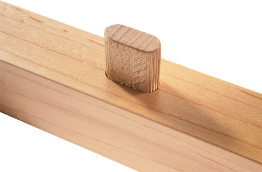 Festool DOMINO Dübelstange Sipo mit Längsrillen und Führungsrippen in Holznut eingeführt