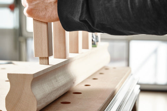 Festool DOMINO Dübelstange Buche wird in Holzwerkstück eingefräst, zeigt Anwendung der Domino-Verbindung