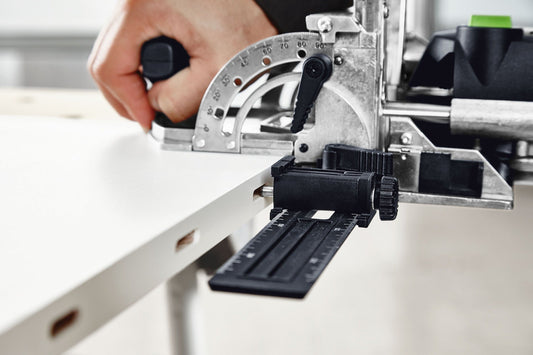 Festool Queranschlag QA-DF 500/700 mit Skala wird an Dübelfräse eingestellt, Hand justiert Winkel.