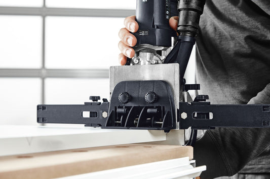 Festool Queranschlag QA-DF 500/700 in Anwendung an Dübelfräse mit Einstellskala für präzise Lochabstände